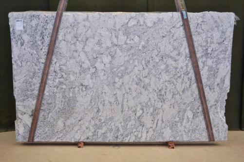 Suministro planchas pulidas 3 cm en granito natural WHITE ICE 2620. Detalle imagen fotografías 